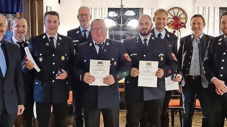 Die Freiwillige Feuerwehr Rothwind/Fassoldshof ehrt ihre langjährigen aktiven Mitglieder, von links: Jörg Kunstmann, Dieter Wagner, Tobias Kraus, Michael Ködel, Roland Geißler, Klaus Biedermann, Klaus Ramming, Robert Bosch und Pascal Friedrich.