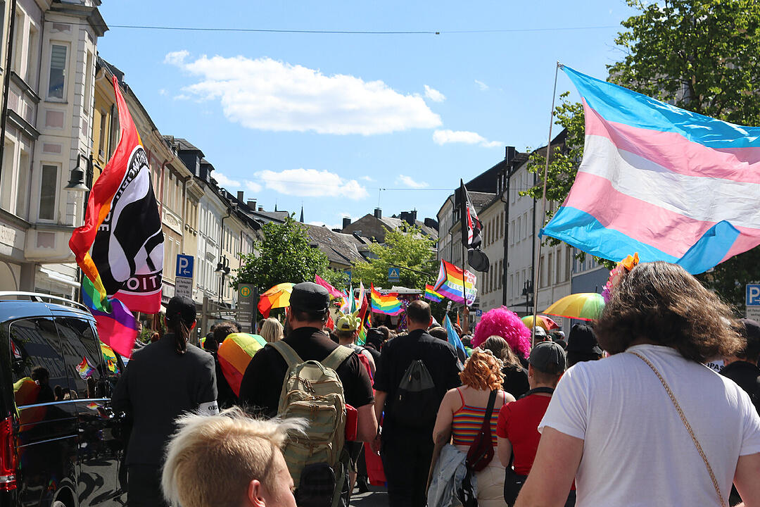 Mit über 1000 Besuchern ist der Hofer Christopher Street Day 2025 ein voller Erfolg gewesen. Das sind unsere Highlights gewesen.