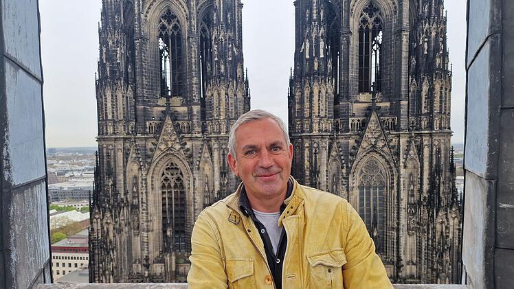 Beim Besuch des K&ouml;lner Doms geht es f&uuml;r Wladimir Kaminer auch hoch hinaus: Auf einer Aussichtsplattform erf&auml;hrt er mehr &uuml;ber die nie endenden Restaurierungsarbeiten am Wahrzeichen.