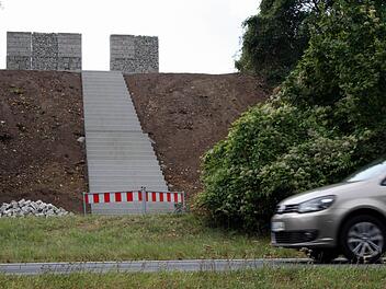 Fast fertig ist die steile Treppe zur neuen Aussichtsplattform "Sonne-Feuer-Licht" in der Nähe der Vogelsburg.