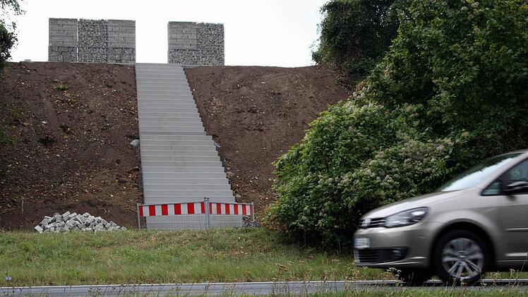 Fast fertig ist die steile Treppe zur neuen Aussichtsplattform "Sonne-Feuer-Licht" in der Nähe der Vogelsburg.
