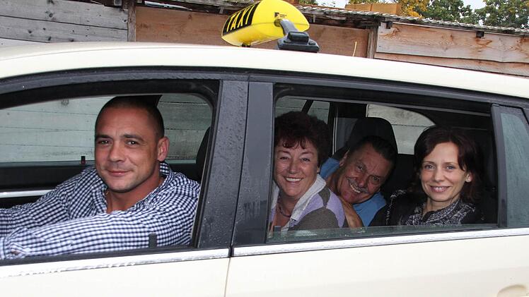 Familie Pfaff aus Zeil in ihrem liebsten Fahrzeug, dem Taxi. Das Familienunternehmen hat derzeit fünf Taxen im Hof stehen und jedes Familienmitglied (über 21) fährt mit. Am Steuer sitzt Alexander Pfaff, dahinter Mutter Gertrud, Vater Waldemar und Ehefrau Katja, die das Unternehmen seit einem Jahr leitet. Foto: Katja Kölbl