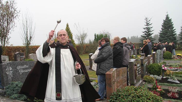 Dort segnete er die Gräber.