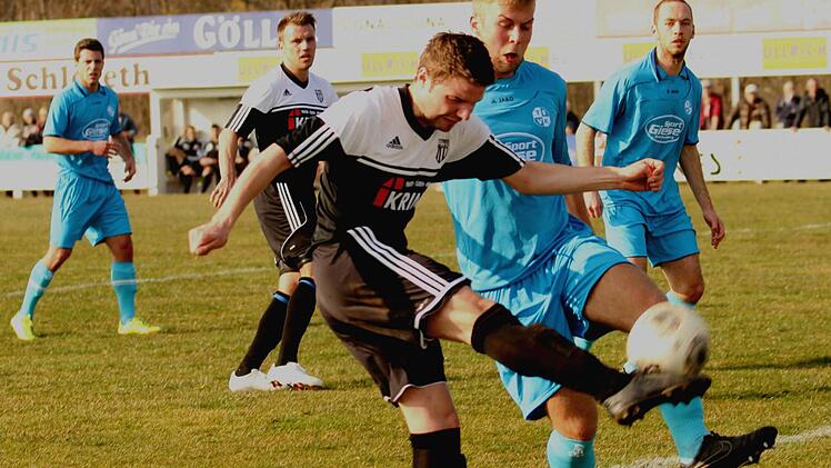 Pech hat hier der Sander Fabian Benkert (3. Von rechts) , dass sein Schuss aus 6 Meter von den Gästen noch zur Ecke abgelenkt wird. Foto: Günther Geiling