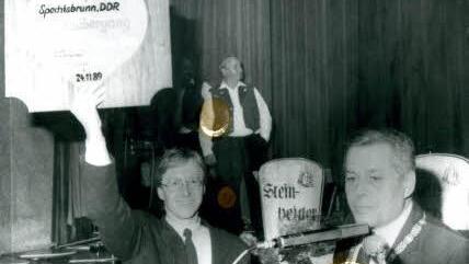 Der damalige Landrat Werner Schnappauf (links) und Bürgermeister Alfred Schaden freuten sich über die Öffnung des Grenzübergangs nach Spechtsbrunn. (Foto: Friedwald Schedel)