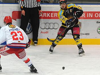 Der Bayreuther Patrick Franz (rechts) passt den Puck nach innen. Links der Peitinger Thomas Fischer. Fotos: Peter Mularczyk