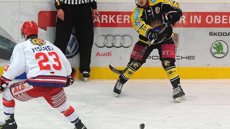 Der Bayreuther Patrick Franz (rechts) passt den Puck nach innen. Links der Peitinger Thomas Fischer. Fotos: Peter Mularczyk