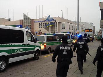 Polizeibeamte in Bamberg am Samstag auf dem Rückzug, nachdem dort eine Kundgebung von Neonazis verboten worden war und eine Gegendemo stattgefunden hatte. In Lichtenfels kam es am späten Nachmittag des selben Tages zu einem Aufmarsch von rund 45 Rechten. Foto: S. Martin