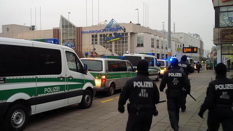 Polizeibeamte in Bamberg am Samstag auf dem Rückzug, nachdem dort eine Kundgebung von Neonazis verboten worden war und eine Gegendemo stattgefunden hatte. In Lichtenfels kam es am späten Nachmittag des selben Tages zu einem Aufmarsch von rund 45 Rechten. Foto: S. Martin
