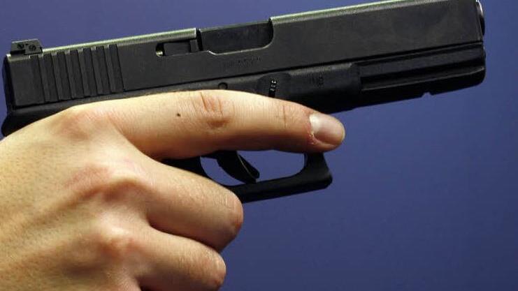 Eine Frau und zwei M&auml;nner haben eine 25-J&auml;hrige in N&uuml;rnberg in ihrer Wohnung &uuml;berfallen, mit einer Waffe bedroht und ausgeraubt. Noch am Abend nahm die Polizei vier Tatverd&auml;chtige fest. Symbolbild: dpa