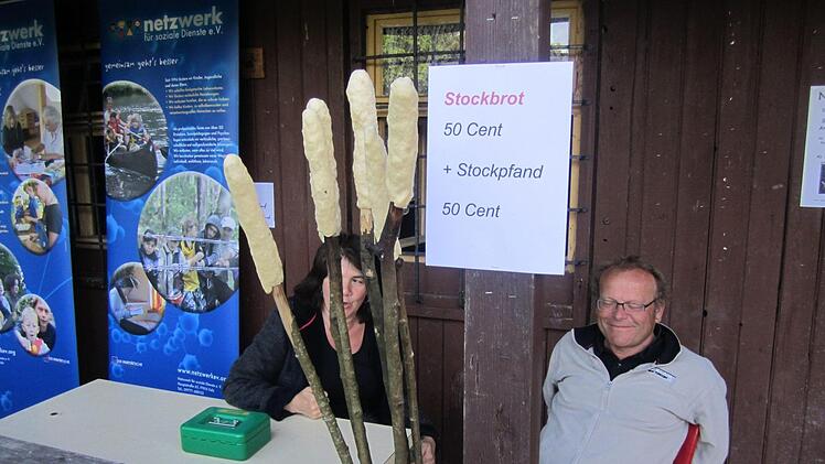 Ein besonderes Angebot für jung und alt: Jeder konnte beim Netzwerk sein eigenes Stockbrot grillen und natürlich auch verzehren. Foto: Helmut Hessel