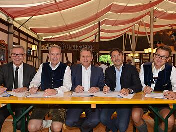 Bei der Vertragsunterzeichnung (von links) Stephan Pröschold (Leiter der Kulmbacher Stadtwerke), Brauerei-Vorstand Markus Stodden, Oberbürgermeister Henry Schramm sowie die Brauerei-Vorstände Otto Zejmon und Jörg Lehmann. Foto: privat