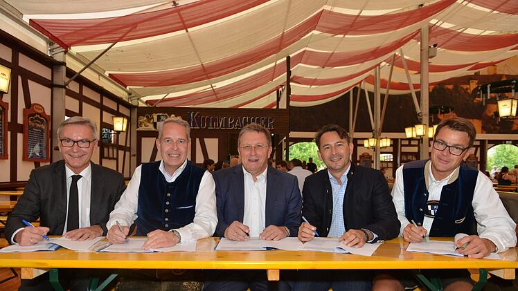 Bei der Vertragsunterzeichnung (von links) Stephan Pröschold (Leiter der Kulmbacher Stadtwerke), Brauerei-Vorstand Markus Stodden, Oberbürgermeister Henry Schramm sowie die Brauerei-Vorstände Otto Zejmon und Jörg Lehmann. Foto: privat