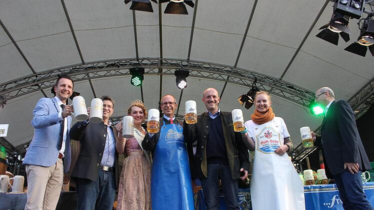 Stoßen auf gutes Gelingen des 38. Lichtenfelser Korbmarktes an: von links Bürgermeister Andreas Hügerich, Andreas Leikeim als Brauerei-Vertreter, Korbstadtkönigin Maria I., Landrat Christian Meißner, Hans Püls (Püls-Bräu), Christin Sell (Mitglied des Bundesinnungsvorstand des deutschen Flechthandwerks) sowie Karl Heinz Scholz (Püls-Bräu).Popp