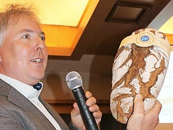 Christian Guschker von der Regierung von Unterfranken warb f&uuml;r das "Wasserschutzbrot", das als wertvolles Lebensmittel und regionale Spezialit&auml;t auch die Wasserressourcen zu schonen vermag. Foto: Christiane Reuther