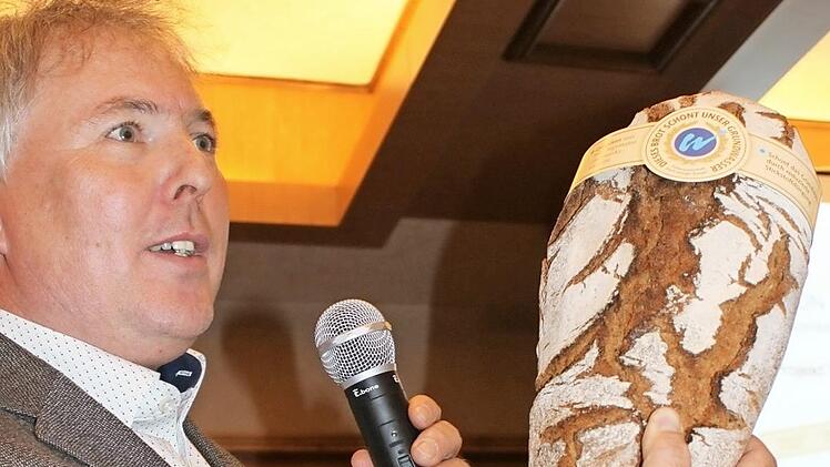 Christian Guschker von der Regierung von Unterfranken warb f&uuml;r das "Wasserschutzbrot", das als wertvolles Lebensmittel und regionale Spezialit&auml;t auch die Wasserressourcen zu schonen vermag. Foto: Christiane Reuther