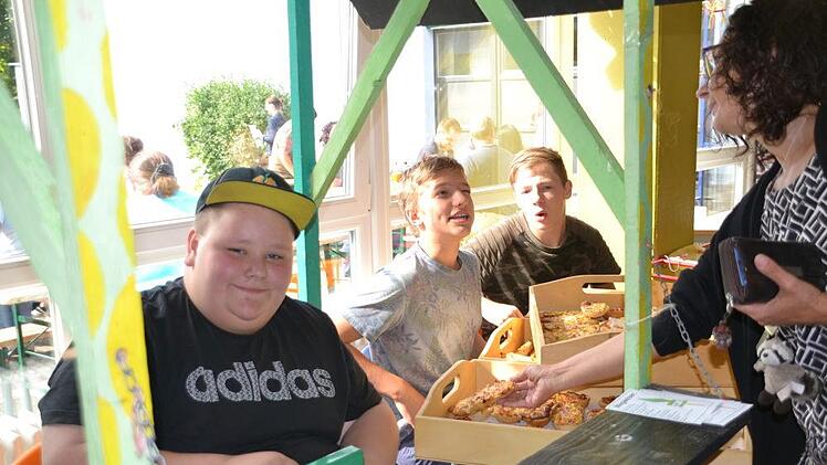 Dominik, Vincent und Adrian verkauften selbst gemachte Pizzabr&ouml;tchen