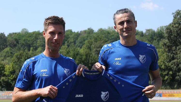Unser Bild zeigt FC 06-Spielertrainer Daniel May (links) mit Neuzugang Florin Popa. Foto: Jakob Fischer