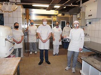 Richtig geraten: 400 Euro hat der Backstubenteam der Bäckerei  Degetsmühle beim Bayern 1-Musik-Quiz gewonnen. Das Bild zeigt von links:  Daniela Puchinger, Michael Wirsing, Michael Back, Johanna Morshäuser,  Ortrud Manger  und Heidi Krenzer. Foto: Marion Eckert