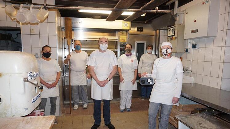 Richtig geraten: 400 Euro hat der Backstubenteam der Bäckerei  Degetsmühle beim Bayern 1-Musik-Quiz gewonnen. Das Bild zeigt von links:  Daniela Puchinger, Michael Wirsing, Michael Back, Johanna Morshäuser,  Ortrud Manger  und Heidi Krenzer. Foto: Marion Eckert