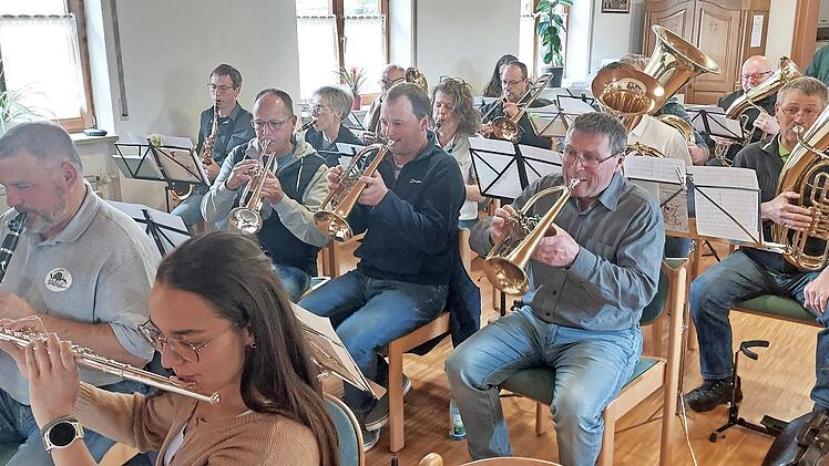 Rund 20 Musikerinnen und Musiker musizierten erstmals gemeinsam in dieser Besetzung.