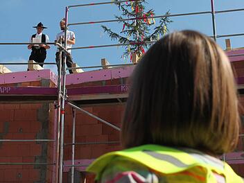 Die Kinder des Sinnberg-Kindergartens verfolgen regelmäßig den Fortschritt der Bauarbeiten, wie hier das Richtfest. Foto: Benedikt Borst/Archiv