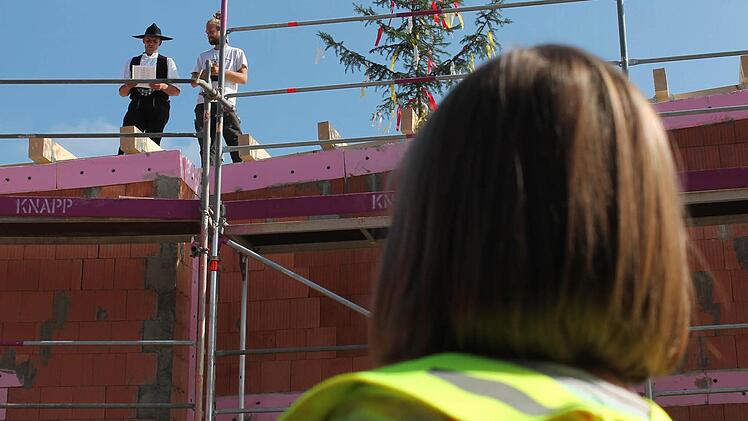 Die Kinder des Sinnberg-Kindergartens verfolgen regelmäßig den Fortschritt der Bauarbeiten, wie hier das Richtfest. Foto: Benedikt Borst/Archiv