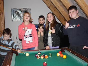 Der Dorfjugend gefällt ihr eigenes Reich im Dachgeschoss des Dorfhauses. Fotos: Sonja Werner