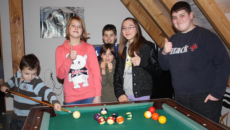 Der Dorfjugend gefällt ihr eigenes Reich im Dachgeschoss des Dorfhauses. Fotos: Sonja Werner