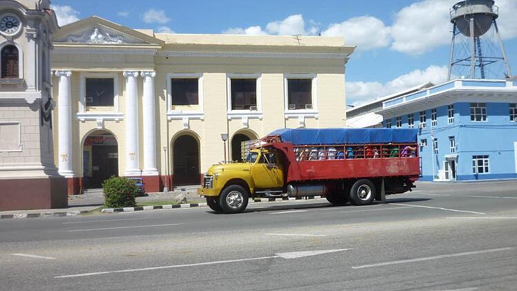 Umgerüstete Lkw sind statt Bussen uterwegs