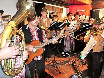 Die Gädheimer Musikanten "Warümned" sorgten mit Stimmungs- und Schunkelliedern für Stimmung im Saal. Fotos: Simon Albrecht