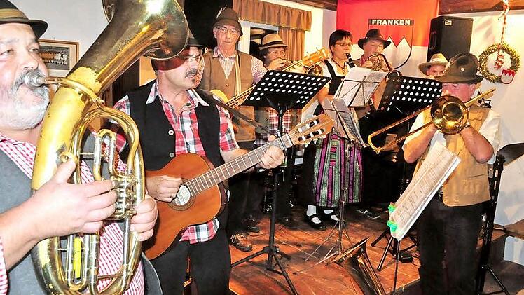 Die Gädheimer Musikanten "Warümned" sorgten mit Stimmungs- und Schunkelliedern für Stimmung im Saal. Fotos: Simon Albrecht