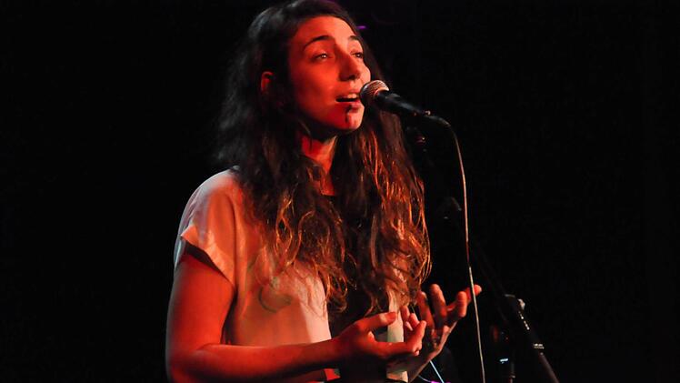 Die quirlige Lara Chedraoui, die Sängerin der "Intergalactic Lovers", begeisterte durch ihre charmante Art, vor allem aber durch ihre bezaubernde Stimme und ihre gefühlsbetonten Songs. Foto: Klopf
