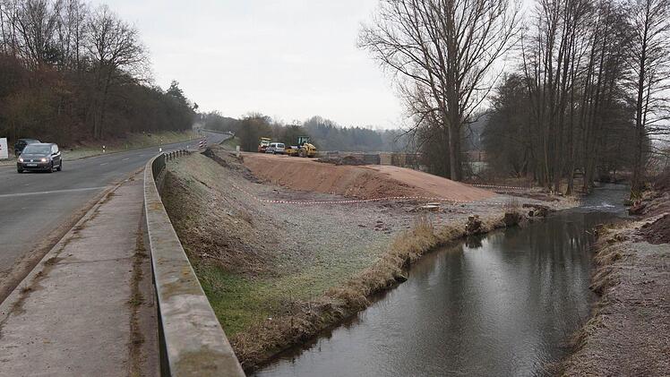 Die Brücke ist bald gesperrt. Dann rollt der Verkehr über eine provisorische Flussquerung, für die gerade ein Damm entsteht. Foto: Arkadius Guzy
