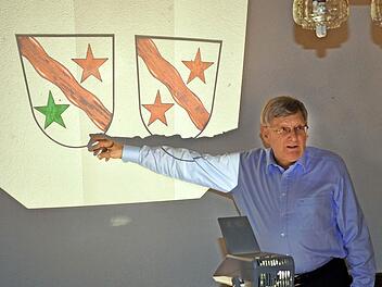 Zwei Varianten für ein Sendelbacher Ortswappen stellte Kreisheimatpfleger und Wappenkundler Günter Lipp bei einem Info-Abend im Feuerwehrhaus vor. Die Mehrheit der Versammlungsteilnehmer stimmte für die Version mit dem grünen Stern.  Foto: Beate Dahinten