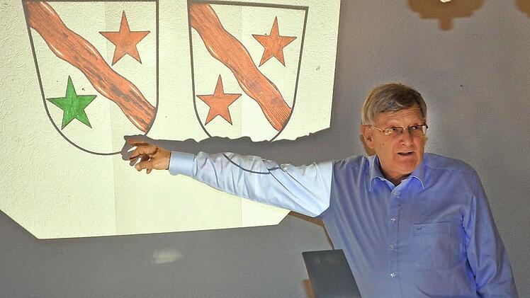 Zwei Varianten für ein Sendelbacher Ortswappen stellte Kreisheimatpfleger und Wappenkundler Günter Lipp bei einem Info-Abend im Feuerwehrhaus vor. Die Mehrheit der Versammlungsteilnehmer stimmte für die Version mit dem grünen Stern.  Foto: Beate Dahinten