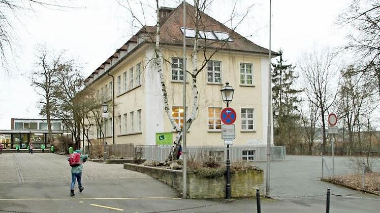 Die Gemeinde Altenkunstadt will ihre Grundschule sanieren und hofft auf Zuschüsse aus dem Kommunalinvestitionsprogram des Freistaates Bayern. Den Bau einer gemeinsamen Schule auf dem Burgkunstadter Schulberg lehnte der Gemeinderat ab.  Foto: Stephan Stöckel
