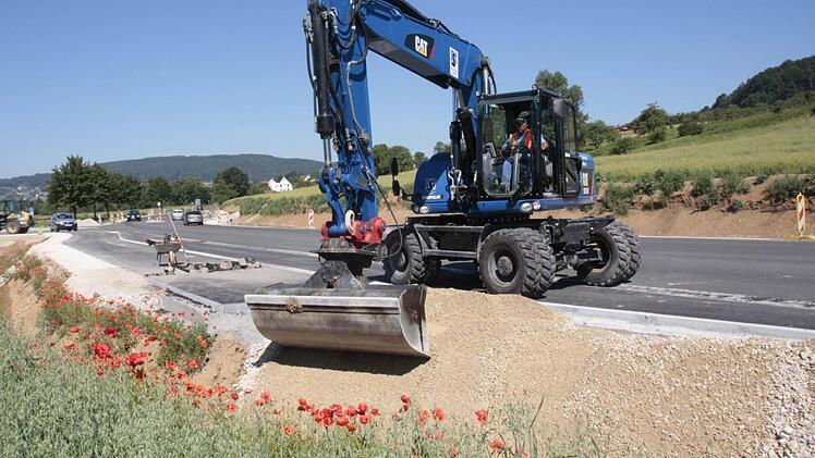An der Abzweigung nach Hagenbach entstehen derzeit neue Bus-Haltebuchten. Foto: Josef Hofbauer