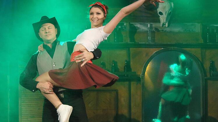 Hoch hinaus geht es für das Cowgirl (Salome Helbig). Bill (Norbert Helbig) schmeißt sie bei dieser Tanzszene in die Lüfte.