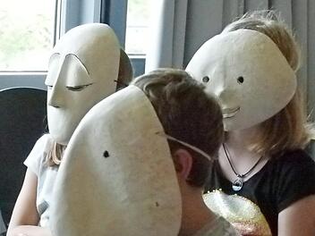 Eine Maske tragen, in eine andere Rolle schlüpfen, das konnten die Mittelschüler in Haßfurt.  Foto: sw