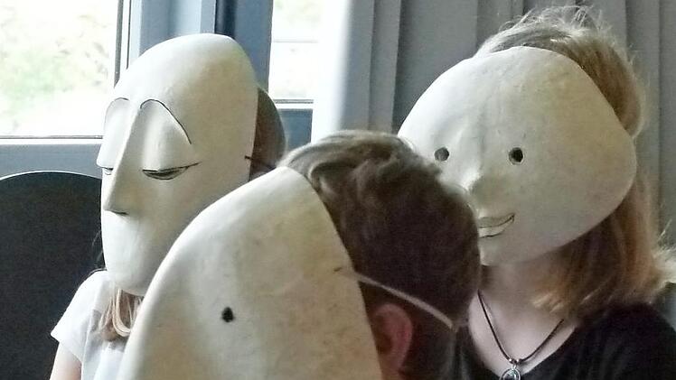 Eine Maske tragen, in eine andere Rolle schlüpfen, das konnten die Mittelschüler in Haßfurt.  Foto: sw