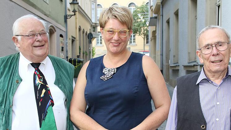 Ehrung bei den Musikfreunden (von links): Ehrenvorsitzender Josef Schachek, Stadträtin Martina Benzel-Weyh, Hartmut Bühling  Foto: Desombre