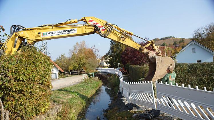Auf einer Seite legen Arbeiter einen provisorischen Fußweg an.Foto: Arkadius Guzy