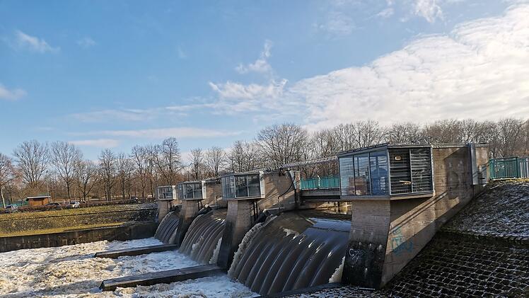 Schleuse am Main-Donau-Kanal in Bamberg: Schaum auf dem rechten Regnitzarm
