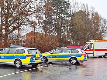 Jugendliche sticht im Klassenraum auf Mitsch&uuml;lerin ein