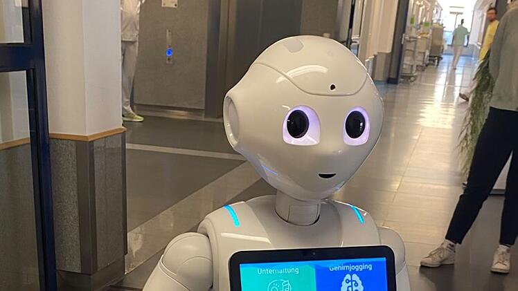 Nürnberger Erler-Klinik setzt Roboter als Pflegehelfer ein - "sprüht nur so vor guter Laune"