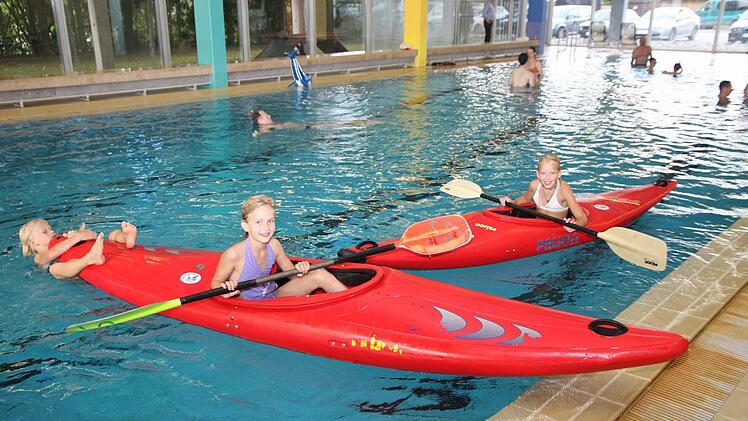 Sogar mit Kanus durften die Kinder am letzten Badetag ins Wasser.