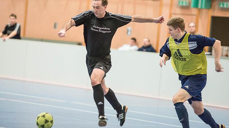 Links Kasendorfs Spielertrainer Ralf Ohnemüller, rechts Steffen Titus. Foto: Alexander Muck und Klaus-Peter Wulf
