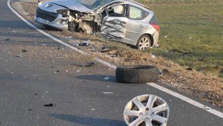 Am Peugeot eines Mannes aus Langenzenn entstand Totalschaden. Fotos: Roland Meister