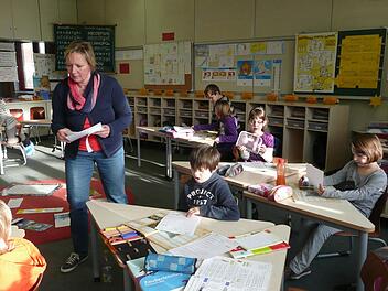 In der zweiten Klasse von Sonja Schneidereit hat jeder Schüler seinen eigenen Arbeitsplatz. Das Miteinander kommt aufgrund der mobilen Tische dennoch nicht zu kurz. In der Michelauer Johann-Puppert-Schule werden alle Grundschulklassen nach diesem Konzept ausgestattet. Fotos: Ramona Popp